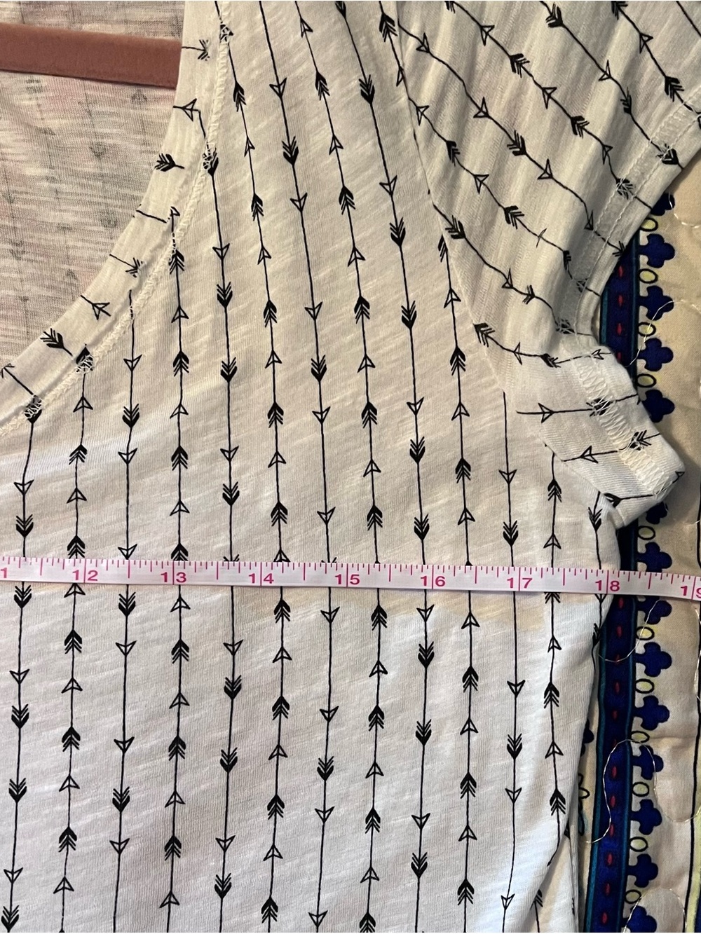 Maurices Cream V-Neck Top w/Arrow Print Women’s Size Medium Feminine Boho Chic - Picture 14 of 15